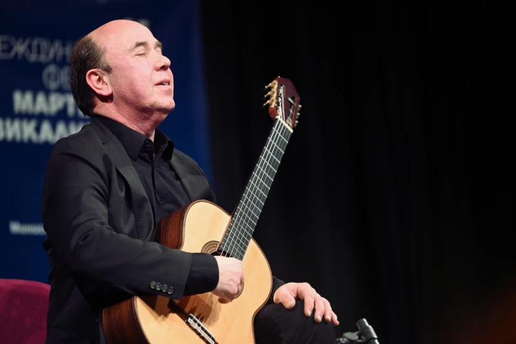 Струнен Квартет ФРОШ | Мигел Трапага Санчес – китара  2